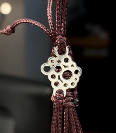 Zilveren armband met koord.  024043