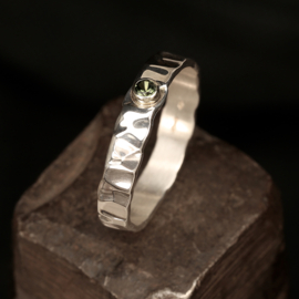 Zilveren ring met peridot. 01705