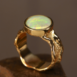 Geel gouden ring met opaal. 02327