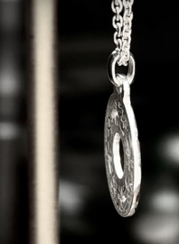 Zilveren hanger.    024054