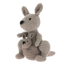 Kangaroo Kayleigh  - Eco Barbante - Amigurumi (complete set inclusief haaknaald)