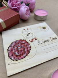 Borduurpakket op hout - Postcard - I Love You Snail - I Hou van Jou Slak - Kind Fox