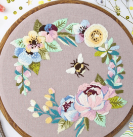 Bumble Bee in the Garden - Embroidery (Bij in de Tuin)