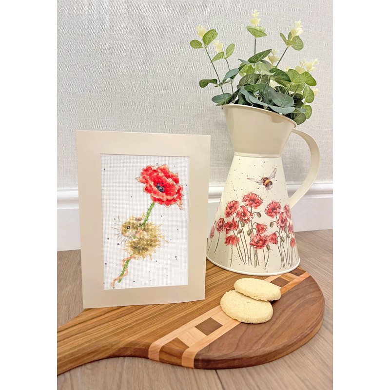 Borduurpakket Hannah Dale - Poppy Mouse - Bothy Threads