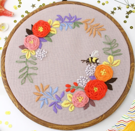 Bumble Bee and Flowers - Embroidery (Bij met Bloemen)