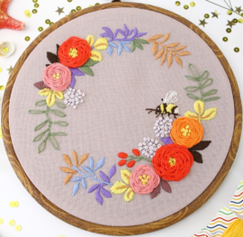 Bumble Bee and Flowers - Embroidery (Bij met Bloemen)