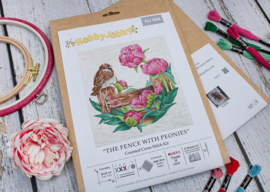 Borduurpakket HobbyJobby - The Fence With Peonies - Het hek met Pioenrozen