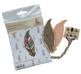 Borduurpakket op hout - Sleutel/Tassenhanger Kleurrijke Veer - Kind Fox