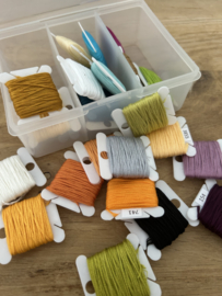 Voorraaddoosje met 24 DMC garens (8 meter per streng)