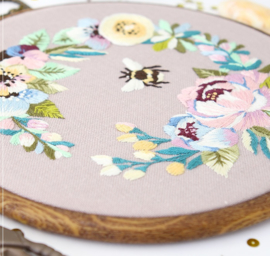 Bumble Bee in the Garden - Embroidery (Bij in de Tuin)