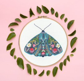 Borduurpakket Embroidery kit Ally Gore - Pollen - Moth - Bothy Threads