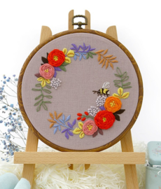 Bumble Bee and Flowers - Embroidery (Bij met Bloemen)