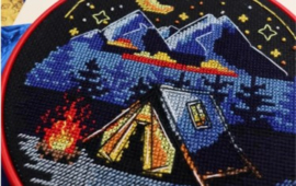 AHM-074 Borduurpakket ABRIS ART - Fireside -  Bij het vuur