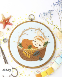 Baby Sleeping Girl in Basket - Embroidery (Slapend Meisje in een Mand)