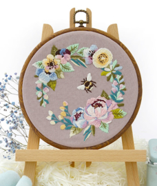 Bumble Bee in the Garden - Embroidery (Bij in de Tuin)