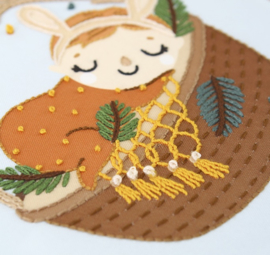 Baby Sleeping Girl in Basket - Embroidery (Slapend Meisje in een Mand)