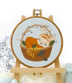 Baby Sleeping Girl in Basket - Embroidery (Slapend Meisje in een Mand)