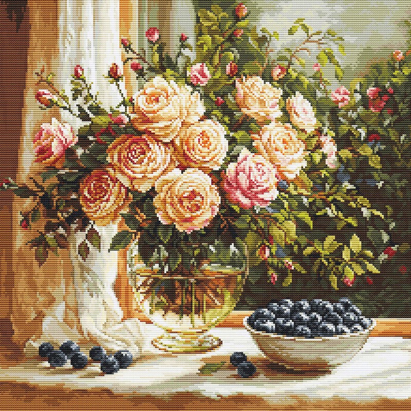 B719 Borduurpakket Luca-S -  Vase with Roses and Blueberries