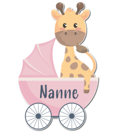 Geboortebord Nanne - giraffe in wieg kinderwagen wandelwagen