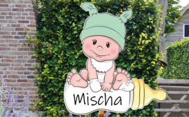Geboortebord Mischa - schattige baby met groen mutsje slabbetje fles