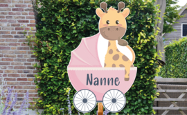 Geboortebord Nanne - giraffe in wieg kinderwagen wandelwagen