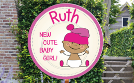 Geboortebord Ruth  -  baby met mutsje
