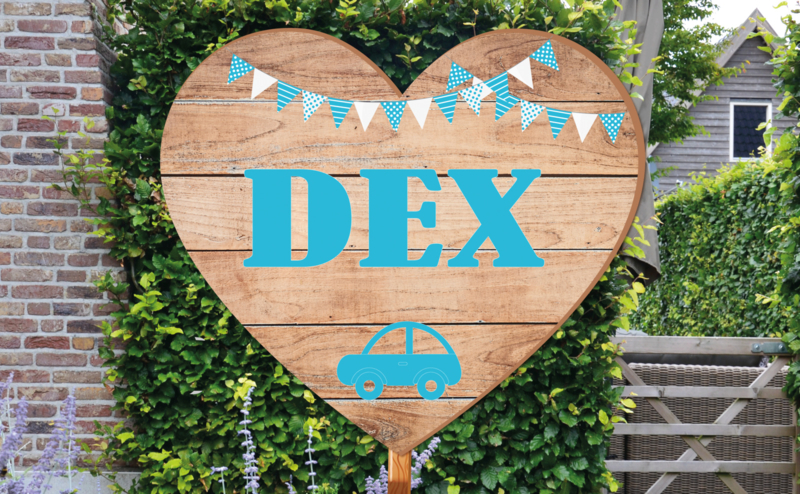 Geboortebord Dex  -  steigerhouten (printed) hart vlaggetjes autootje