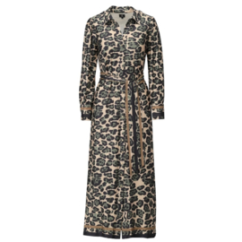 K-design B112 P014 Travelstof maxi jurk met luipaard print en band | FW2025-2026