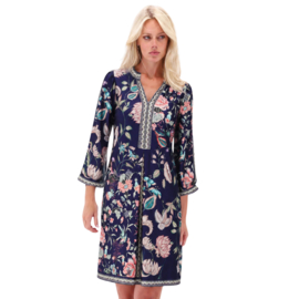 K-design D604 P178 Travelstof Jurk | Donkerblauwe Bloemenprint met V-hals en kraaltjes