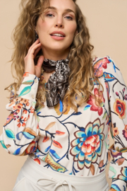 Mi Piace MP202226EBPT Travelstof top met pofmouwen – Embroidered Bloom print