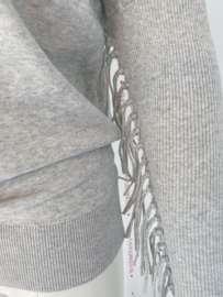 K-design Z826 LIGHT GREY MELANGE pull met ronde hals &  franjes