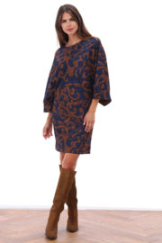 K-design B311 P057 Travelstof jurk met ronde hals en print | FW2025-2026