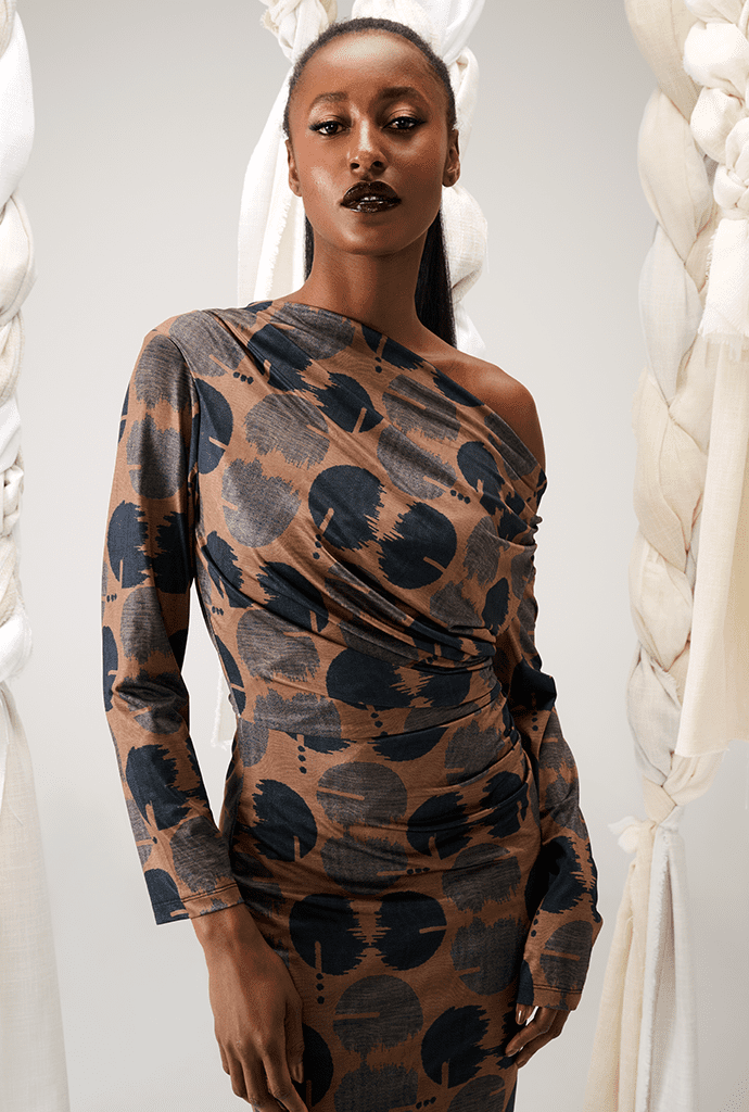 K-design B315 P047 Asymmetrische travelstof jurk met print | FW2025-2026