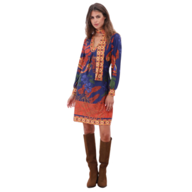 K-design B120 P009 Travelstof v-hals jurk met print en sjaaltje | FW2025-2026