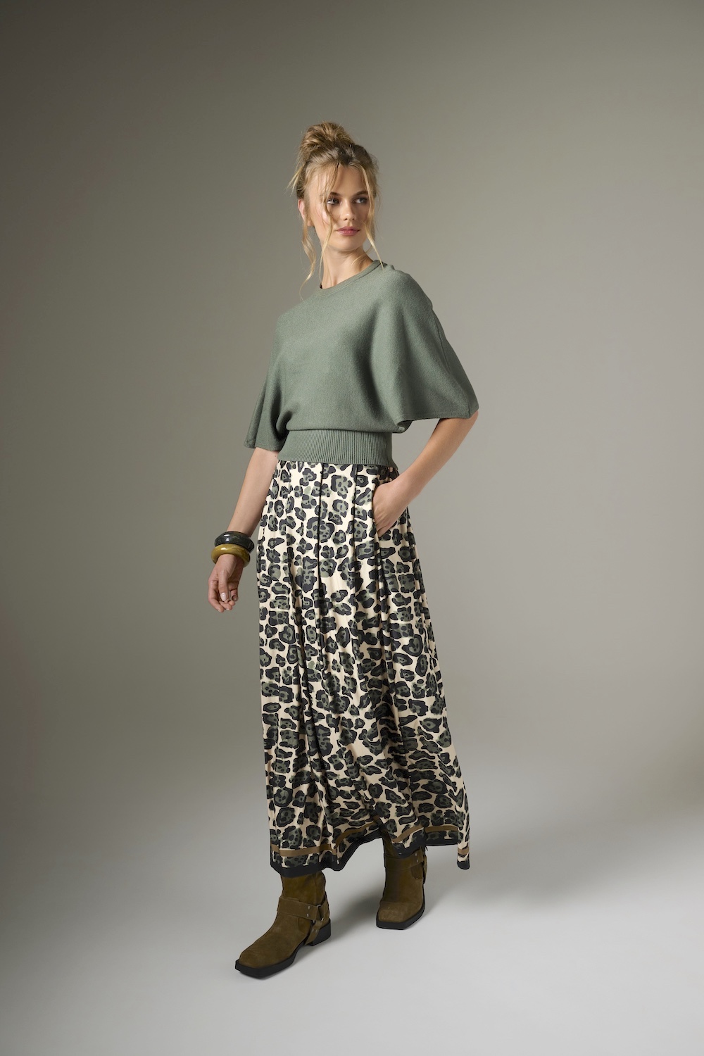 K-design B113 P014 Travelstof maxi rok met luipaard print | FW2025-2026