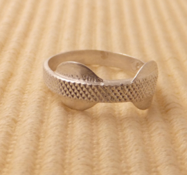 Ring Zilver maat 18,5 mm zonder steen breed 3,5mm, 2 rondellen 8mm.