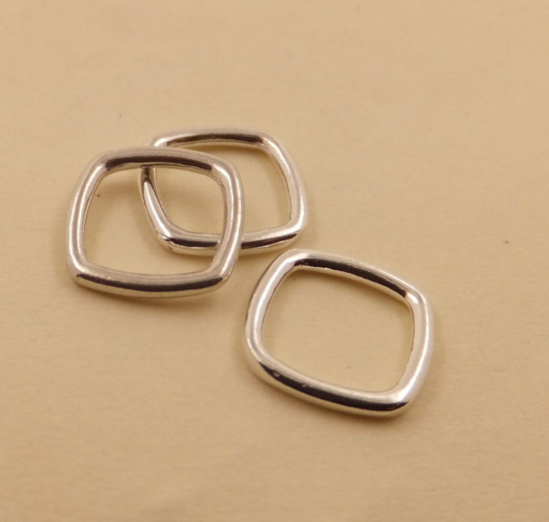 Ring, vierkant gesloten ring.  11x8,5x1,4mm