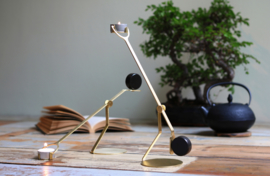 Rising Balance - dynamic candleholder
