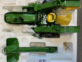 JOHN DEERE 4020 WITH 237 CORN PICKER PREC MODELS No: 14 ERTL5083.