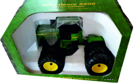 John Deere 9200 met 12 wielen schaal 1:16 ERTL15009