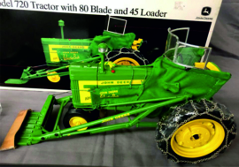 John Deere 720 tractor met schuif en type 45 voorlader prec model no 18 ERTL15165.