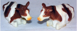 2 red-brown lying cows - kids Globe - Scale 1:32