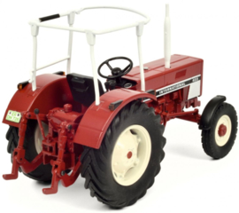 IH 433 tractor met veiligheids frame van Schuco. SC7794. Schaal 1:32