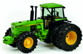 John Deere 4850 dubbele met banden Schuco 1:32 SC7633.