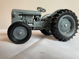 FERGUSON benzine uitvoering Scale Models FT-0806. 1:16
