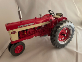 FARMALL 460 NARROW FRONT Precisie model no 11 ERTL4355. 1:16
