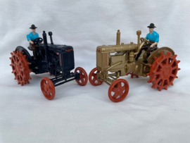 FORDSON E27 met stalen wielen als set BRITAINS. in Blauw en Goud kleur BR43378 . Lim Ed.