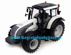 Valtra T Pearl / white UH4002 Universal Hobbies Scale 1:32