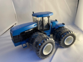 New Holland 9882 4WD tractor 82 serie VERSATILE ERTL3017 ( 1997 ).