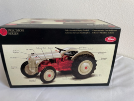 FORD 8N trekker Precisie model No: 4 ERTL 362. 1:16